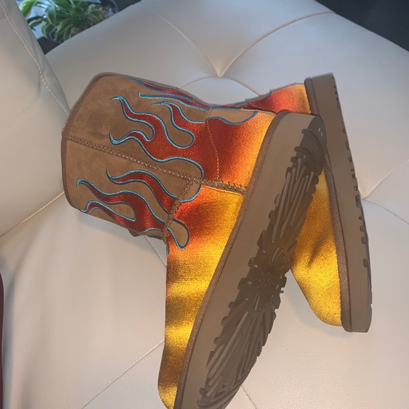 NEW UGG X Jeremy Scott Flame Boots size 7 - Picture 4 of 4